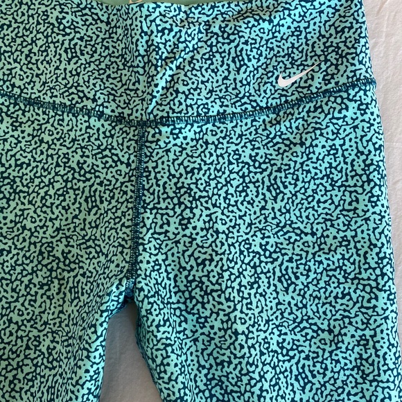 Nike Capri Dri-fit Leggings - Picture 3 of 5